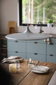 Beam Ø57 Gris Lámpas de techo De Markslöjd - Beam es una elegante l&aacute;mpara colgante de metal gris con una pantalla ligeramente curvada y un di&aacute;metro de 57 cm.