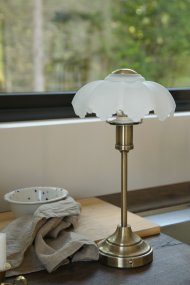 Kurage 35cm Latón antiguo/blanco portátil De Markslöjd - Kurage es una elegante l&aacute;mpara de mesa port&aacute;til de metal con acabado en lat&oacute;n antiguo y una pantalla decorativa de cristal blanco.