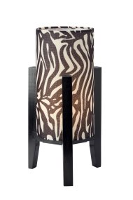 Eruca 34cm Cebra lámpara de mesa De Markslöjd - La base de madera negra armoniza a la perfecci&oacute;n con la pantalla cil&iacute;ndrica de tela con estampado de cebra en blanco y negro, otorg&aacute;ndole a la l&aacute;mpara un car&aacute;cter gr&aacute;fico y expresivo.