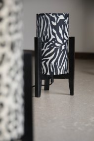Eruca 34cm Cebra lámpara de mesa De Markslöjd - La base de madera negra armoniza a la perfecci&oacute;n con la pantalla cil&iacute;ndrica de tela con estampado de cebra en blanco y negro, otorg&aacute;ndole a la l&aacute;mpara un car&aacute;cter gr&aacute;fico y expresivo.