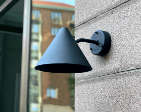 Tratt LED Negro lámpara de exterior De Westal - La parte trasera cuenta con dos terminales de entrada/salida y un terminal de conexi&oacute;n r&aacute;pida para una f&aacute;cil instalaci&oacute;n.