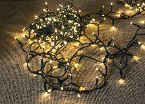 Guirnalda De Luces LED 18m Negro De Pixie Design - El regulador de intensidad integrado de 5 niveles y la funci&oacute;n de temporizador inteligente, que enciende la luz autom&aacute;ticamente durante 8 horas y la apaga durante 16 horas, le permiten ajustar f&aacute;cilmente la iluminaci&oacute;n a sus necesidades.