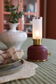 Frida 22cm Rojo oscuro portátil De PR Home - Crea un ambiente c&aacute;lido y acogedor con una temperatura de color de aproximadamente 2000 Kelvin y un flujo luminoso de 20 a 40 l&uacute;menes, seg&uacute;n el nivel de atenuaci&oacute;n.