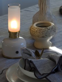 Frida 22cm Blanco portátil De PR Home - Crea un ambiente c&aacute;lido y acogedor con una temperatura de color de aproximadamente 2000 Kelvin y un flujo luminoso de 20 a 40 l&uacute;menes, seg&uacute;n el nivel de atenuaci&oacute;n.