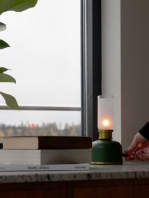 Frida 22cm verde oscuro portátil De PR Home - Crea un ambiente c&aacute;lido y acogedor con una temperatura de color de aproximadamente 2000 Kelvin y un flujo luminoso de 20 a 40 l&uacute;menes, seg&uacute;n el nivel de atenuaci&oacute;n.