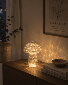 Svamp 23cm Azul De Pixie Design - Descubre la elegancia de la lámpara de mesa Mushroom de cristal: una lámpara única que combina estilo y funcionalidad.