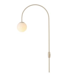 Una 42cm Blanco cremoso lámpara de pared De Artera - Esta lámpara de pared de metal blanco crema impresiona por su diseño moderno y elegante, con un brazo curvo que sostiene con elegancia la pantalla de vidrio blanco.