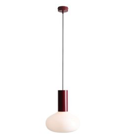 Flo Ø26 borgoña Lámpas de techo De Artera - Presenta un elegante marco burdeos y una pantalla redonda de vidrio blanco que emite una luz suave y agradable.