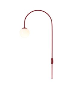 Una 42cm borgoña lámpara de pared De Artera - Este aplique de pared, fabricado en metal cepillado oscuro y vidrio blanco, impresiona por su diseño moderno y elegante, con un brazo curvo que sujeta con elegancia la pantalla de vidrio blanco.