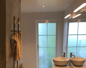 Aqua II 60cm Blanco lámpara de baño De Westal - El panel trasero cuenta con entradas y salidas conmutables para cables de instalaci&oacute;n, con la opci&oacute;n de conectar un cable externo.