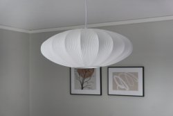 Mamsell Ø45 Blanco Lámpas de techo De Aneta Lighting - La lámpara de techo Mamsell está recubierta de un tejido elástico finamente plisado que proporciona una luz agradable y ligeramente tenue.