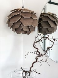Carpatica Ø40 Mancha marrón Lámpas de techo De Aneta Lighting - El dosel del techo está hecho de plástico blanco para suspensión con gancho y está equipado con una tira de sujeción.