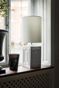 Stucco 48cm Blanco mate base de lámpara De Hallbergs - Stucco es una base de lámpara moderna con un diseño elegante.