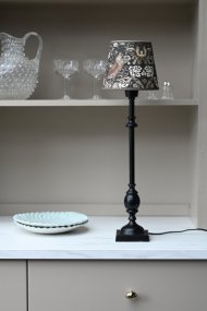 Charlstone 50cm Svart base de lámpara De Hallbergs - Charlstone &auml;r en elegant lampfot i metall med en klassisk och tidl&ouml;s design.