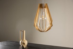 Spider Ø42 Madera Lámpas de techo De Venture Design - La l&aacute;mpara de madera Spider es una l&aacute;mpara atemporal, hecha de materiales naturales, que aporta un ambiente acogedor a tu hogar con una iluminaci&oacute;n agradable.