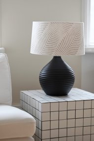Romero 50cm Negro base de lámpara De Hallbergs - La forma redonda y el patrón de rayas decorativas crean una hermosa atmósfera en la habitación.