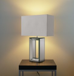 Mirror 58cm Blanco lámpara de mesa De Searchlight - Esta lámpara de mesa alta tiene una llamativa base de espejo y está combinada con una pantalla rectangular de seda artificial blanca.