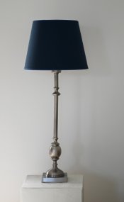 Charlstone 50cm Antiksilver base de lámpara De Hallbergs - Den antika silverfinishen tillf&ouml;r en varm ton och g&ouml;r Charlstone enkel att kombinera med olika f&auml;rger och material.