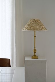 Charlstone 50cm Mässing base de lámpara De Hallbergs - M&auml;ssingsfinishen tillf&ouml;r en varm ton och g&ouml;r Charlstone enkel att kombinera med olika f&auml;rger och material.