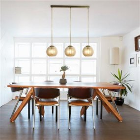 Balls 86cm Ámbar Lámpas de techo De Searchlight - Dale nueva vida a tu hogar con la lámpara colgante Ball's Bar de latón antiguo y hermosas pantallas de vidrio en tonos ámbar.