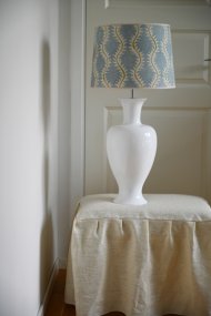 Mindy 50cm Vit base de lámpara De Hallbergs - Denna eleganta lampfot i keramik har en mjuk, klassisk form och blank vit finish som ger ett varmt och stilrent uttryck.