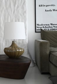 Harmony 40cm Olivgrön base de lámpara De Hallbergs - Harmony lampfot &auml;r en dekorativ lampfot i keramik med en mjuk, rundad form och vackert r&auml;fflad struktur.