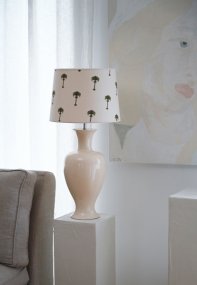 Mindy 50cm Beige base de lámpara De Hallbergs - Denna eleganta lampfot i keramik har en mjuk, klassisk form och en blank kr&auml;mbeige finish som ger ett varmt och stilrent uttryck.