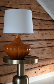 Harmony 40cm Mörkgul base de lámpara De Hallbergs - Harmony lampfot &auml;r en dekorativ lampfot i keramik med en mjuk, rundad form och vackert r&auml;fflad struktur.