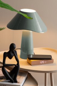 Ameno 33cm Azul lámpara de mesa De Leitmotiv - Ameno es una elegante lámpara de mesa metálica con un acabado azul verdoso brillante y mate que crea un ambiente suave y armonioso.