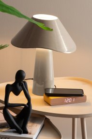 Ameno 33cm Beige lámpara de mesa De Leitmotiv - Ameno es una elegante lámpara de mesa metálica con un acabado beige brillante que emite una luz suave y armoniosa.