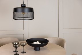 Toulon Ø33 Negro Lámpas de techo De Venture Design - Su base de hierro negro mate le da un toque elegante, y la parte inferior de la pantalla presenta un delicado patr&oacute;n de malla que la hace &uacute;nica y crea una luz agradable en toda la habitaci&oacute;n.