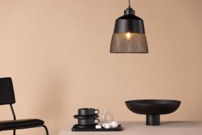 Toulon Ø24 Negro Lámpas de techo De Venture Design - Su base de hierro negro mate le da un toque elegante, y la parte inferior de la pantalla presenta un fino patr&oacute;n de malla que la hace &uacute;nica y difunde una luz agradable por toda la habitaci&oacute;n.