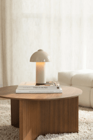 Buddy 25cm Arena portátil De Globen Lighting - Una carga completa tarda aproximadamente de 4 a 5 horas y proporciona hasta 8 horas de luz con brillo m&aacute;ximo, e incluso m&aacute;s tiempo con brillo reducido.