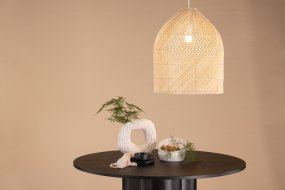 Brivela Ø45 Naturaleza Lámpas de techo De Venture Design - Col&oacute;cala sobre la mesa del comedor para largas cenas familiares o sobre la mesa de centro para disfrutar de una agradable noche de cine con una luz relajante.