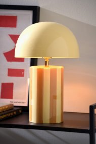 Rayado 34cm Amarillo lámpara de mesa De Leitmotiv - La base presenta un estampado de rayas en amarillo miel oscuro y amarillo claro, mientras que la pantalla es de un amarillo claro a juego, creando una apariencia armoniosa y suave.