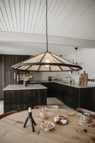 Akira Ø70 Naturaleza/negro De Globen Lighting - Est&aacute; hecha de bamb&uacute; te&ntilde;ido en negro mate, y la tela de lino beige de trama suelta garantiza una hermosa distribuci&oacute;n de la luz en toda la habitaci&oacute;n.