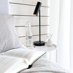 Tabela 52cm Negro lámpara de escritorio De Aneta Lighting - Con una plataforma de carga inalámbrica en la base de la lámpara y un puerto USB, puedes cargar fácilmente tus dispositivos.