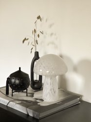 Mushi 20cm Blanco lámpara de mesa De Aneta Lighting - Mushi es una moderna l&aacute;mpara de cristal en forma de hongo con un patr&oacute;n &uacute;nico de puntos blancos que le da a cada l&aacute;mpara un dise&ntilde;o &uacute;nico.