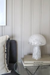 Mushi 30cm Blanco lámpara de mesa De Aneta Lighting - Mushi es una moderna lámpara de cristal en forma de hongo con un patrón único de puntos blancos que le da a cada lámpara un diseño único.
