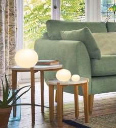Globus 10cm Ópalo lámpara de mesa De Aneta Lighting - Lámpara de mesa globo realizada en cristal blanco opalino con fuente de luz en el interior de la esfera de cristal, que proporciona una luz decorativa y acogedora.