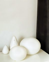 Globus 14cm Ópalo lámpara de mesa De Aneta Lighting - Lámpara de mesa globo realizada en cristal blanco opalino con fuente de luz en el interior de la esfera de cristal, que proporciona una luz decorativa y acogedora.