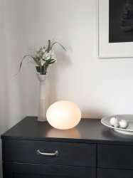 Globus 18cm Ópalo lámpara de mesa De Aneta Lighting - Lámpara de mesa globo realizada en cristal blanco opalino con fuente de luz en el interior de la esfera de cristal, que proporciona una luz decorativa y acogedora.