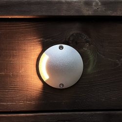 Zenit Plata De Lightson - Aplique de pared y de patio unidireccional que, con su luz blanca cálida decorativa, es una excelente opción para fachadas, vallas, muros, terrazas y patios.