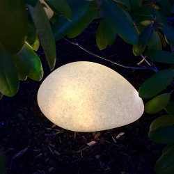 Stone XL Gris De Lightson - Durante el día, Stone se asemeja a una piedra real con su superficie moteada, y por la noche tiene un cálido brillo blanco que se extiende hermosamente hacia el entorno.