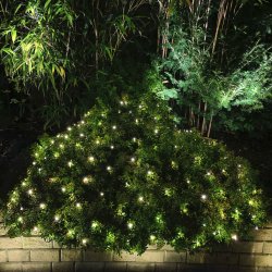 Net Verde oscuro De Lightson - La red tambi&eacute;n se puede colgar, por ejemplo, en una valla o en un seto de hoja perenne, de modo que pueda permanecer colgada todo el a&ntilde;o.
