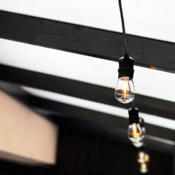 Cosy Negro De Lightson - El bucle tiene una longitud de 5 m, dispone de 10 fuentes de luz y se puede conectar f&aacute;cilmente a cualquiera de nuestros cables.