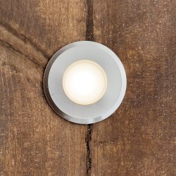 Dexter 10 Plata De Lightson - Dexter es una elegante y peque&ntilde;a luminaria de cubierta fabricada en aluminio para su instalaci&oacute;n en cubiertas de madera o pavimentos de piedra.