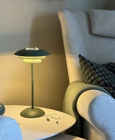 Epsilon 37cm Verde portátil De Aneta Lighting - Epsilon es una elegante l&aacute;mpara de mesa port&aacute;til para interiores con un dise&ntilde;o atemporal y un regulador t&aacute;ctil discreto en la base.