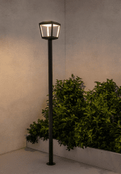 Plaza 220cm Gris farola De Faro Barcelona - La l&aacute;mpara tiene una altura de 220 cm y est&aacute; fabricada en metal con un difusor de policarbonato transparente.