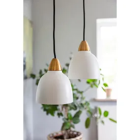 Urban Mini Ø15 Blanco De Superliving - A pesar de su menor tamaño, Urban Mini ofrece una distribución de luz impresionante y queda tan bien encima de la encimera de la cocina como en un acogedor rincón de lectura.